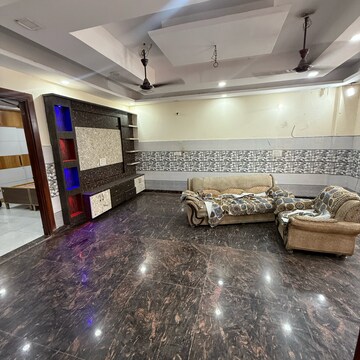 Living Room in 2.5 BHK Builder Floor at Sector 63a – for Rent