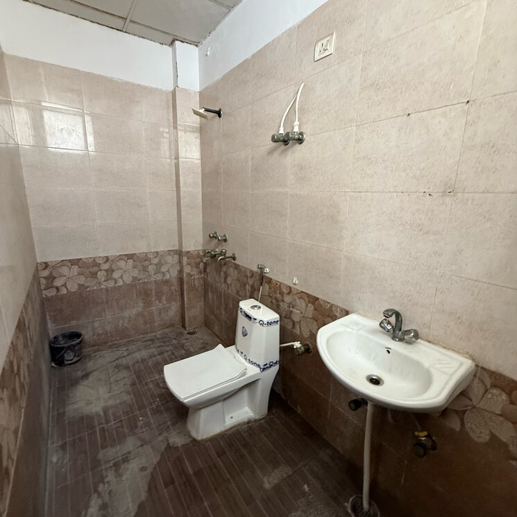 Bathroom, sector 63a 2.5 Bedroom 800 Sq.Ft. Builder Floor In Sector 63a Noida 8921215