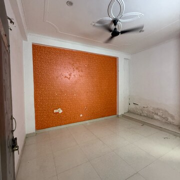 Room in 2.5 BHK Builder Floor at Sector 63a – for Rent