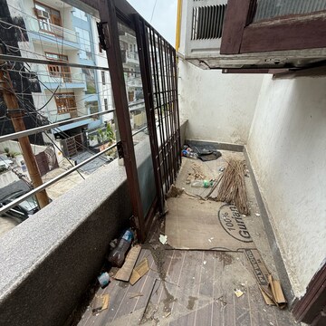 Balcony in 2.5 BHK Builder Floor at Sector 63a – for Rent