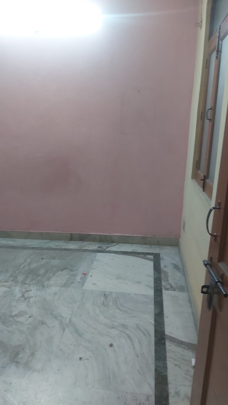 Room, mayur vihar 2.5 Bedroom 650 Sq.Ft. Builder Floor In Mayur Vihar Delhi 8921246