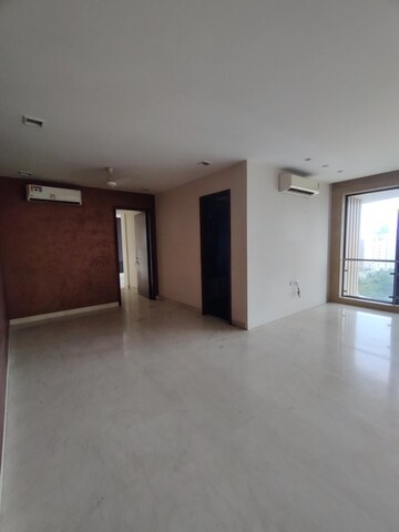 Room in 4 BHK Apartment at Kalpataru Horizon, Worli – for Rent