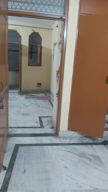 Furnished Amenities in 2.5 BHK Builder Floor at Mayur Vihar – for Rent