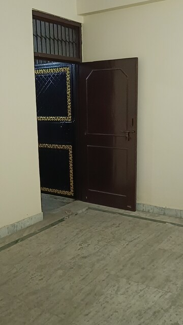 Furnished Amenities in 1.5 BHK Builder Floor at Dilshad Colony – for Sale