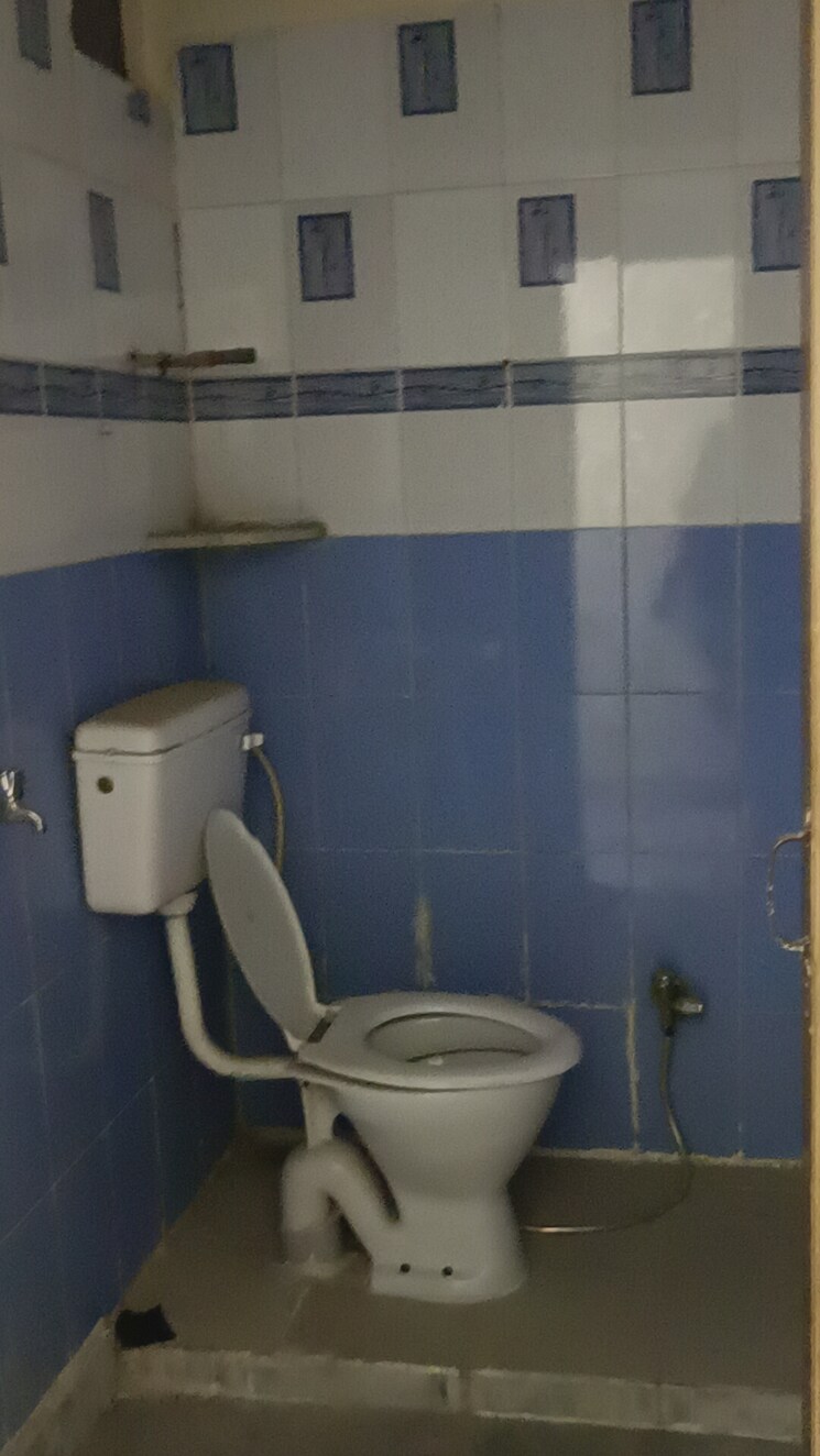 Bathroom, dilshad colony 1.5 Bedroom 500 Sq.Ft. Builder Floor In Dilshad Colony Delhi 8921329