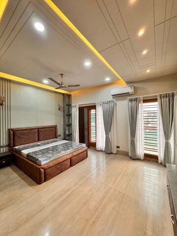 Room in 3 BHK Apartment at Igi Airport Area – for Sale