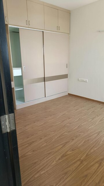 Room in 2 BHK Apartment at Prestige Misty Waters, Hebbal – for Rent