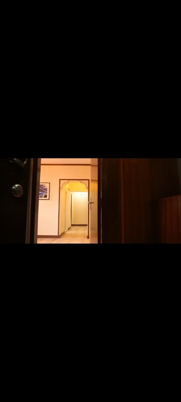 Room in 4 BHK Apartment at Santacruz West – for Rent