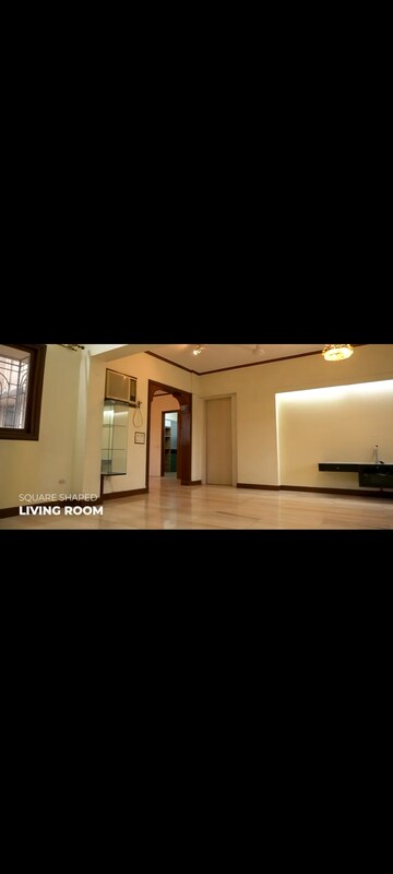 Room in 4 BHK Apartment at Santacruz West – for Rent
