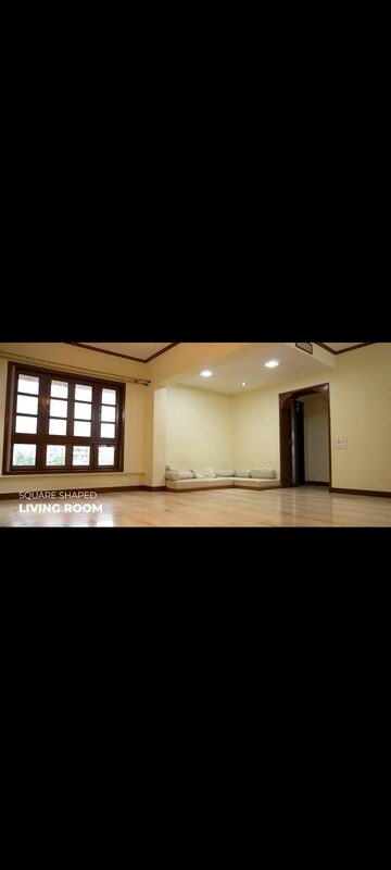 Room in 4 BHK Apartment at Santacruz West – for Rent