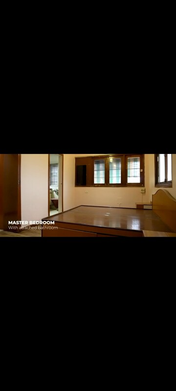 Room in 4 BHK Apartment at Santacruz West – for Rent