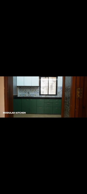 Room in 4 BHK Apartment at Santacruz West – for Rent
