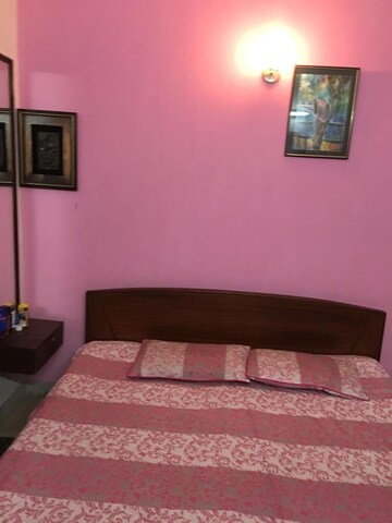Bedroom in 2 BHK Builder Floor at Suncity Heights, Sector 54 – for Rent