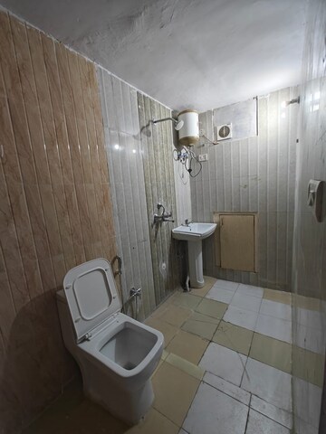 Bathroom in 2 BHK Builder Floor at Suncity Heights, Sector 54 – for Rent