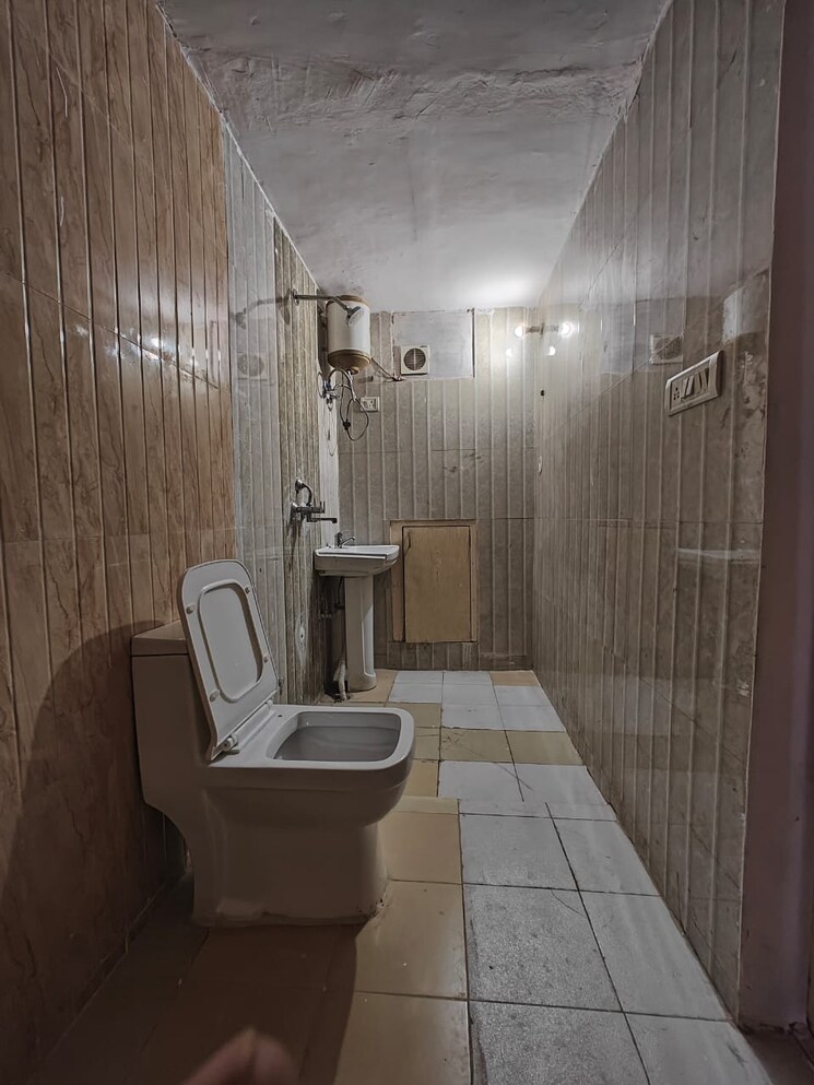 Bathroom, suncity-heights 2 Bedroom 1350 Sq.Ft. Builder Floor In Sector 54 Gurgaon 8921448