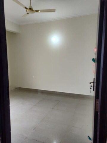 Room in 3 BHK Apartment at Amrapali Crystal Homes, Sector 76 – for Rent