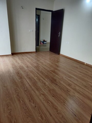 Room in 3 BHK Apartment at Amrapali Crystal Homes, Sector 76 – for Rent