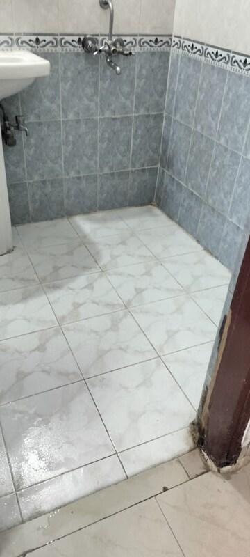 Bathroom in 3 BHK Builder Floor at Ardee City, Sector 52 – for Rent