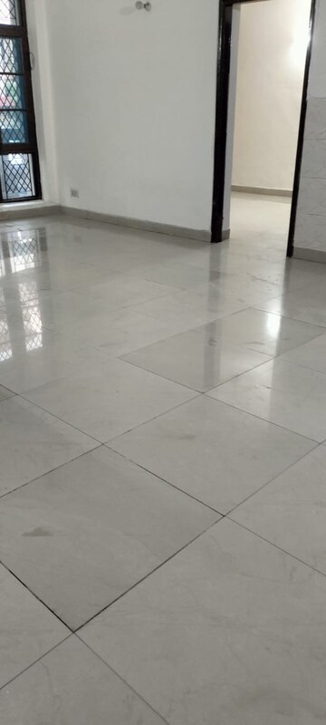 Room in 3 BHK Builder Floor at Ardee City, Sector 52 – for Rent