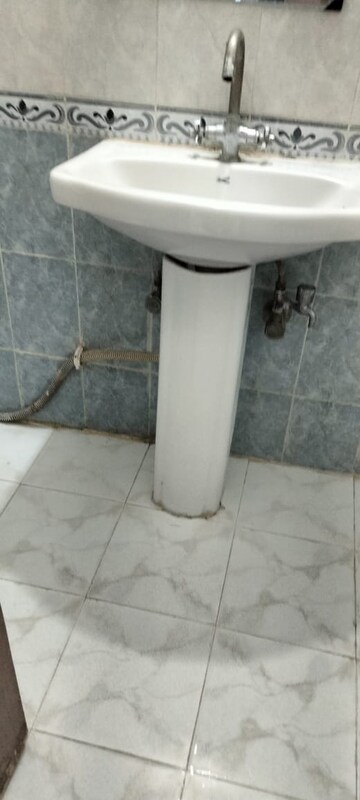 Bathroom in 3 BHK Builder Floor at Ardee City, Sector 52 – for Rent