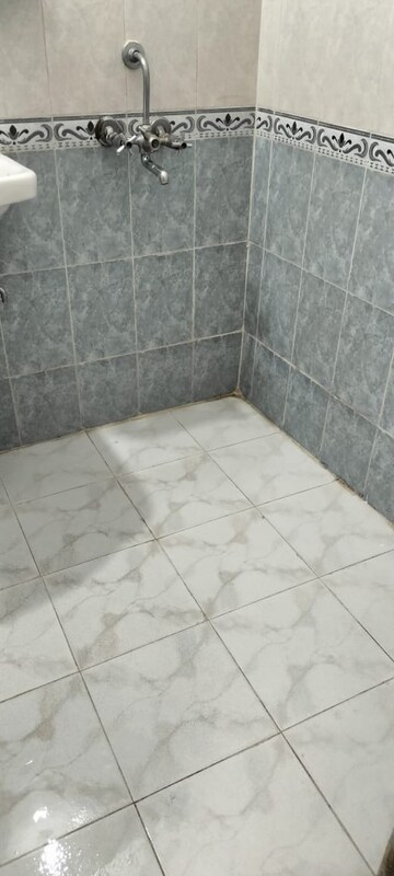 Bathroom in 3 BHK Builder Floor at Ardee City, Sector 52 – for Rent