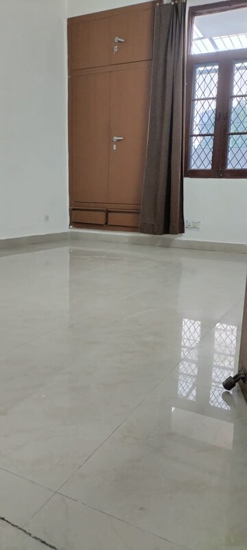 Room in 3 BHK Builder Floor at Ardee City, Sector 52 – for Rent