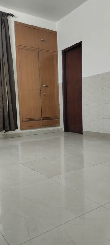 Room in 3 BHK Builder Floor at Ardee City, Sector 52 – for Rent