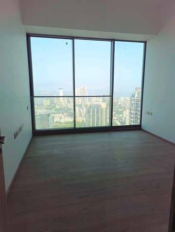 Room in 4 BHK Apartment at Prabhadevi – for Rent
