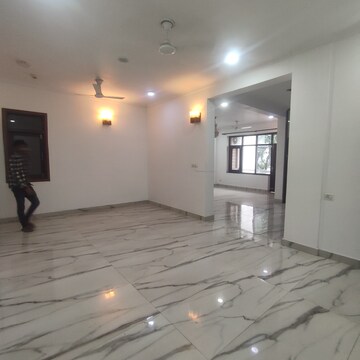 Building Lobby in 3 BHK Builder Floor at Eros Rosewood City, Sector 49 – for Rent