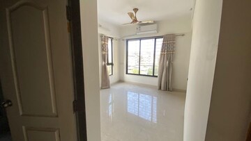 Room in 3 BHK Apartment at Mulund East – for Rent