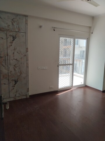 Room in 3 BHK Apartment at Amrapali Tropical Garden, Tech Zone 4 Greater Noida – for Rent