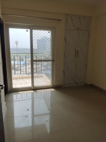 Room in 3 BHK Apartment at Amrapali Tropical Garden, Tech Zone 4 Greater Noida – for Rent