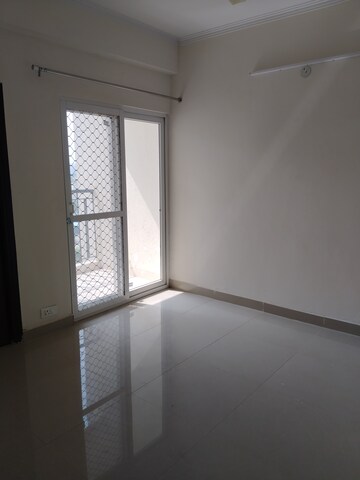 Room in 3 BHK Apartment at Amrapali Tropical Garden, Tech Zone 4 Greater Noida – for Rent