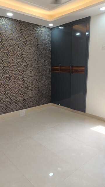 Room in 2 BHK Builder Floor at Rps Palms, Sector 88 – for Rent