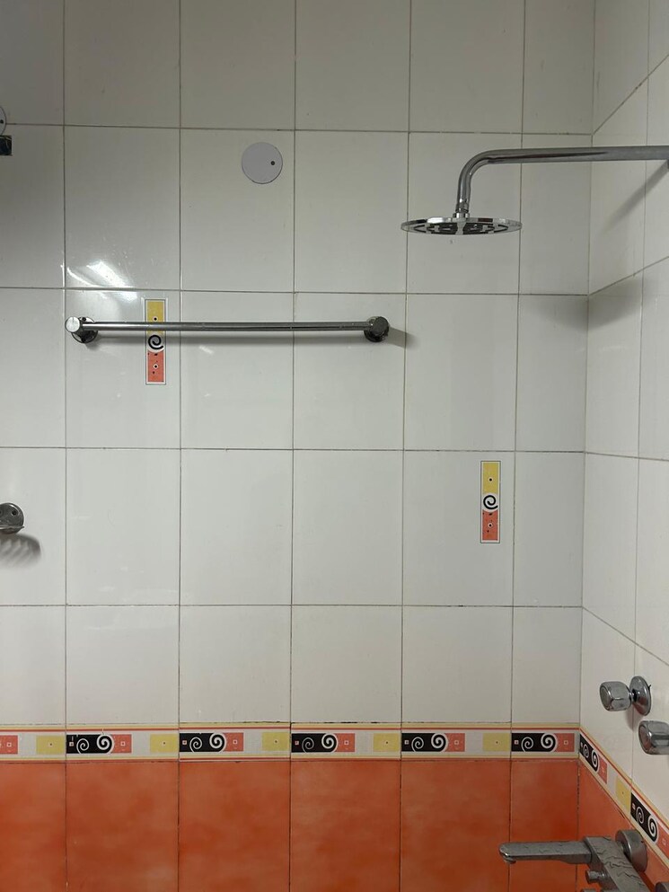 Bathroom, chittaranjan park 3 Bedroom 160 Sq.Yd. Builder Floor In Chittaranjan Park Delhi 8921644