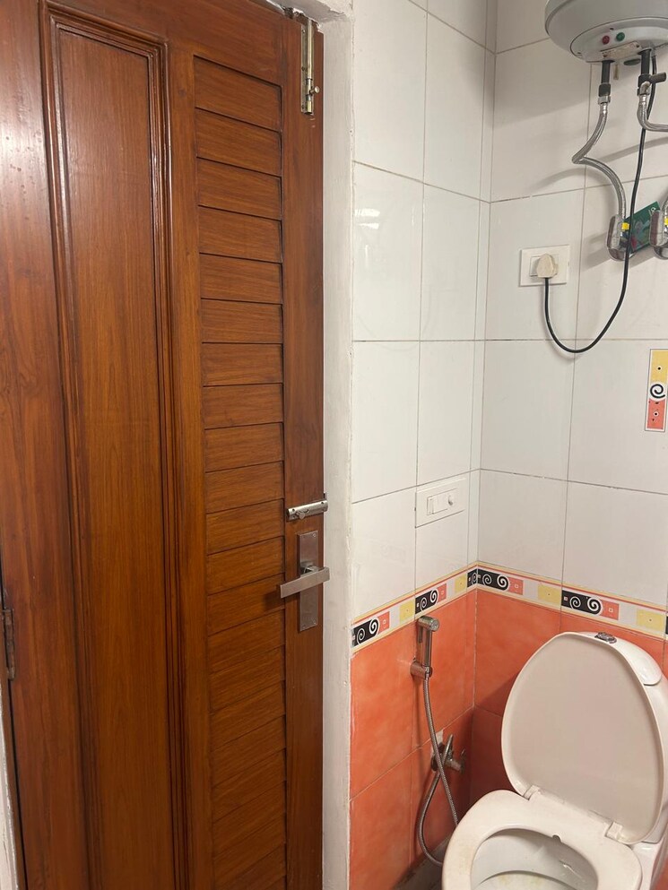 Bathroom, chittaranjan park 3 Bedroom 160 Sq.Yd. Builder Floor In Chittaranjan Park Delhi 8921644