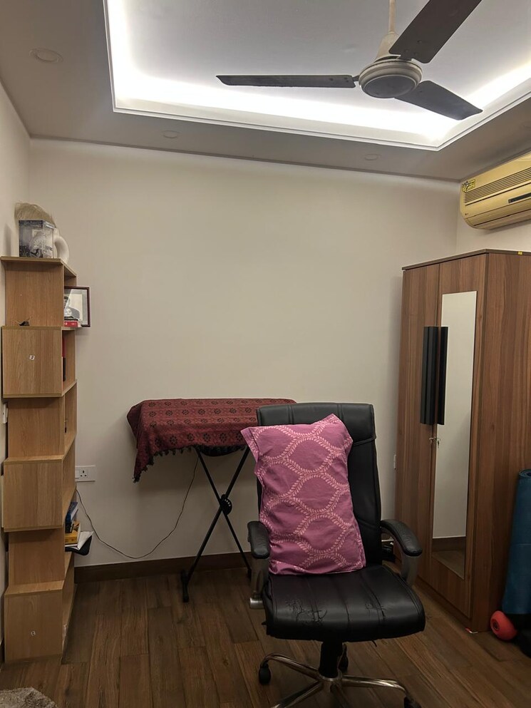 Bedroom, chittaranjan park 3 Bedroom 160 Sq.Yd. Builder Floor In Chittaranjan Park Delhi 8921644