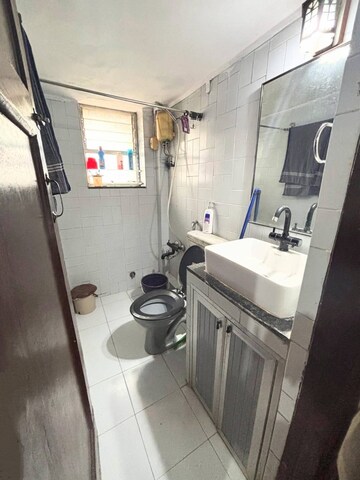 Master Bedroom in 2 BHK Apartment at Jyoti Tower Andheri West, Andheri West – for Rent