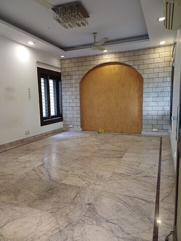 Bedroom in 3 BHK Builder Floor at Alaknanda – for Rent