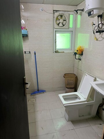 Bathroom in 2.5 BHK Apartment at Ajnara Daffodil, Sector 137 – for Rent
