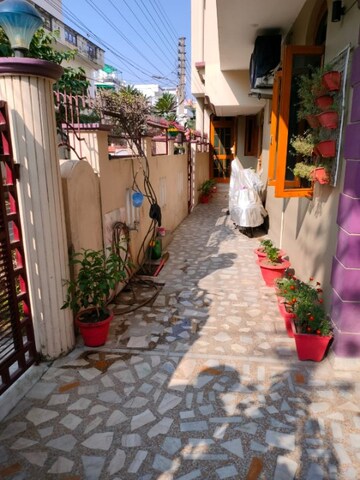 Parking in 4 BHK Independent House at Gomti Nagar – for Sale
