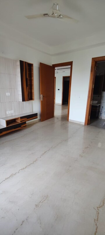 Room in 3 BHK Builder Floor at Sector 47 – for Rent