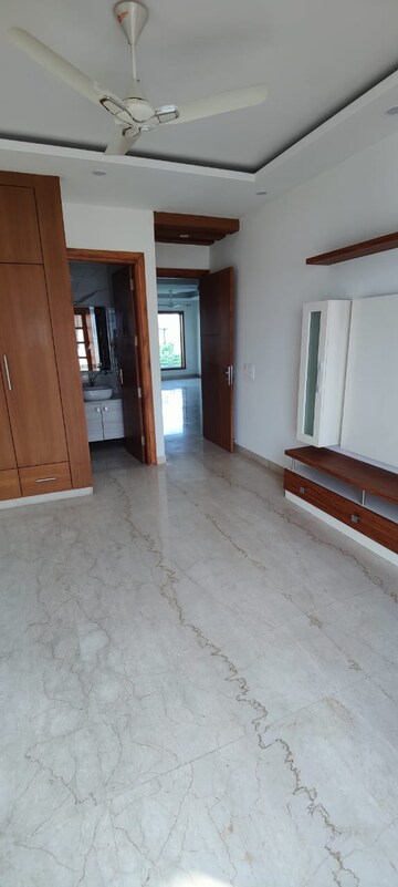 Room in 3 BHK Builder Floor at Sector 47 – for Rent