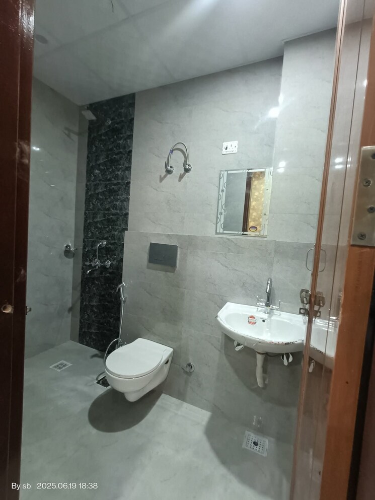 Bathroom, sector 23 2 Bedroom 500 Sq.Yd. Builder Floor In Sector 23 Gurgaon 8921751
