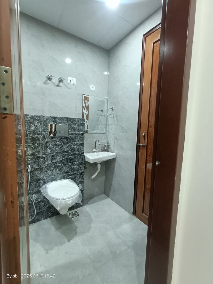Bathroom, sector 23 2 Bedroom 500 Sq.Yd. Builder Floor In Sector 23 Gurgaon 8921751