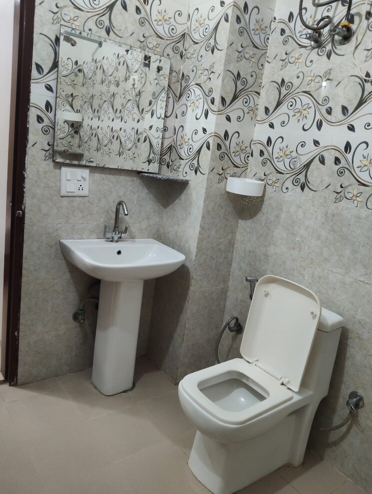 Bathroom, sector 56 2.5 Bedroom 180 Sq.Yd. Builder Floor In Sector 56 Gurgaon 8921775