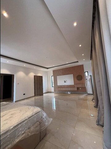 Building Lobby in 3 BHK Builder Floor at Sector 33 – for Sale