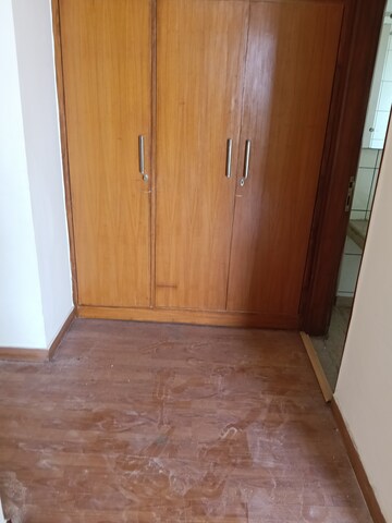 Room in 3.5 BHK Apartment at Unitech Uniworld Gardens, Sector 47 – for Rent