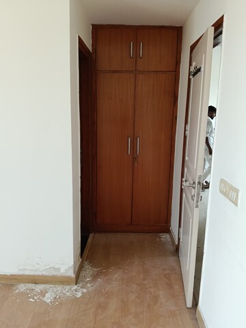 Furnished Amenities in 3.5 BHK Apartment at Unitech Uniworld Gardens, Sector 47 – for Rent