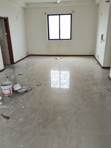 Room in 3.5 BHK Apartment at Unitech Uniworld Gardens, Sector 47 – for Rent